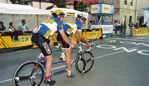 Imatge de dos ciclistes en un tandem