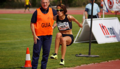 Imatge d'una atleta amb el seu guia al darrera