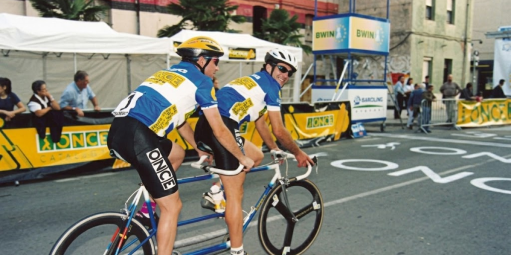 Imatge de dos ciclistes en una competició
