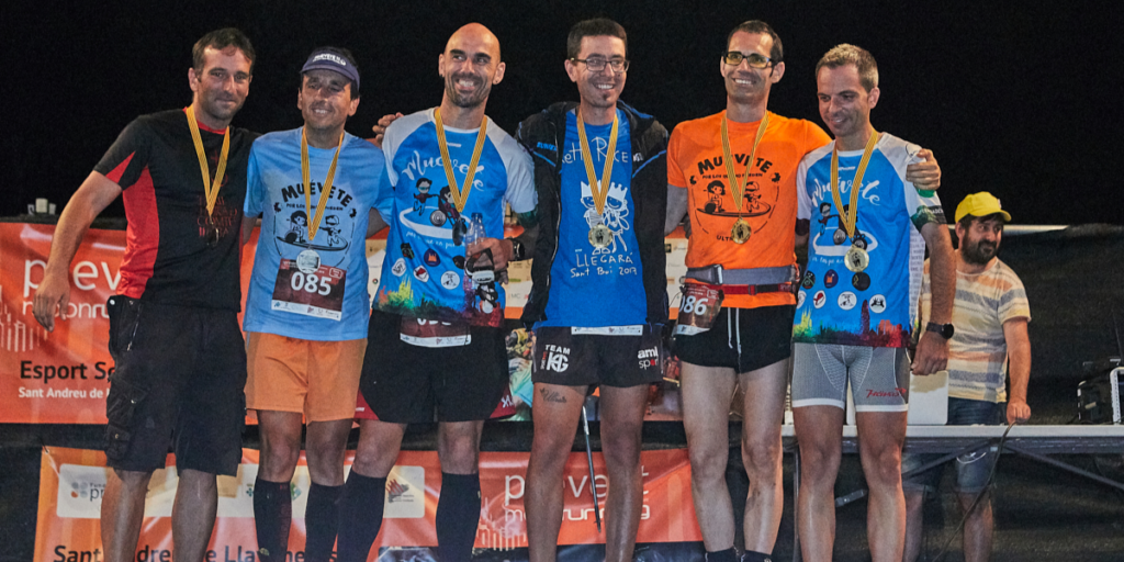 Esportistes amb les medalles després d'una competició de muntanya